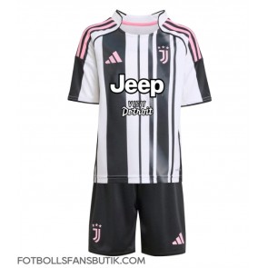 Juventus Replika Hemmatröja Barn 2025-26 Kortärmad (+ Korta byxor)